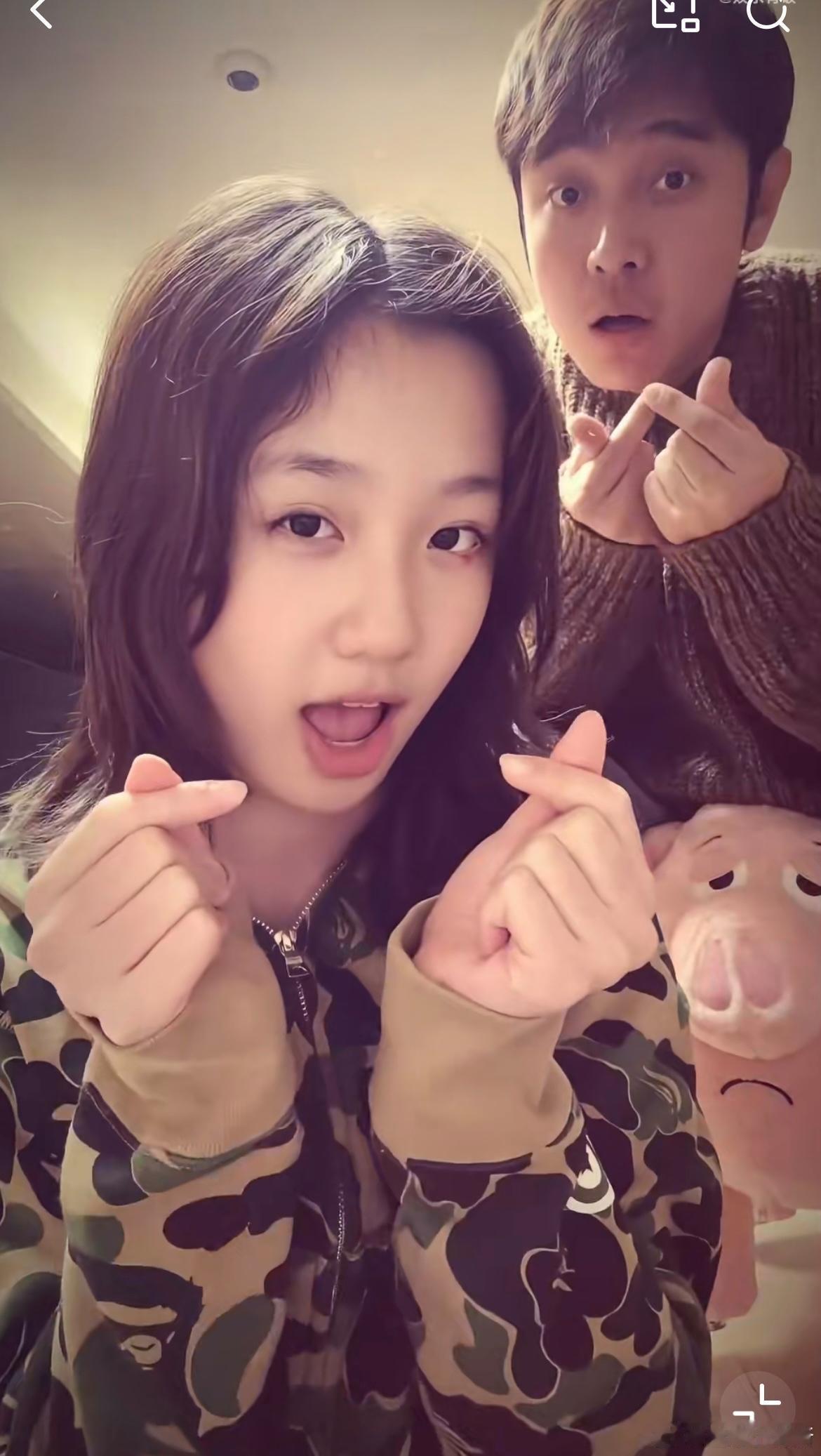 洪欣和张丹峰的女儿居然这么大了，张丹峰分享和女儿合拍手势舞的视频，长得更像爸爸，