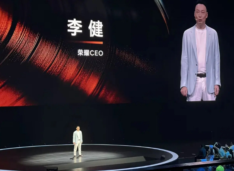 荣耀ceo李健国内首秀就把桌子掀了，感觉比赵明狠多了！荣耀400，骁龙7gen4