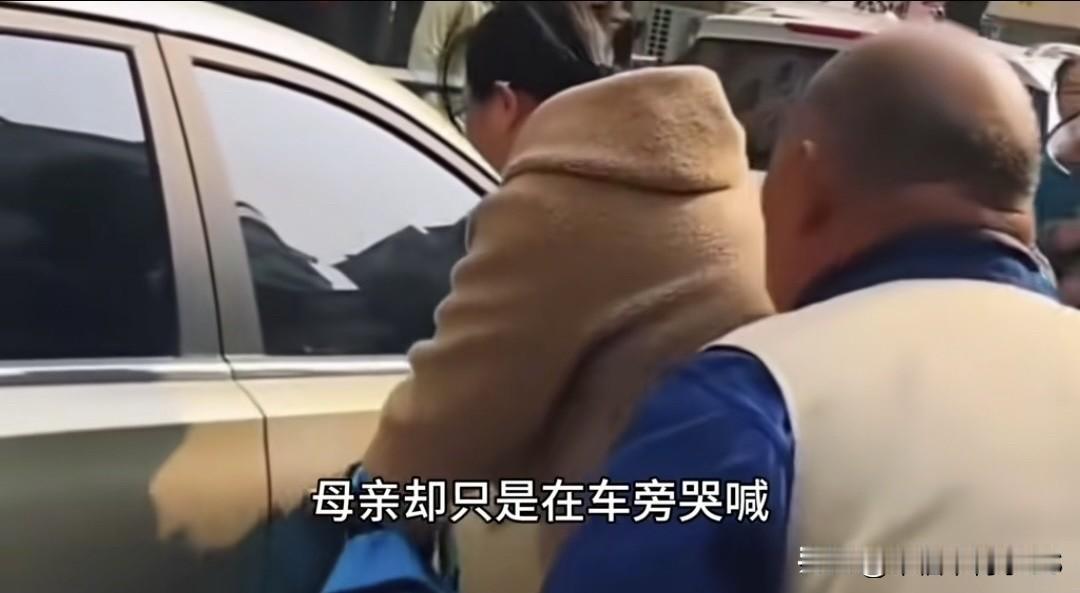 孩子被锁车内，妈妈光哭不砸窗？山东菏泽一妈妈把孩子单独留在车里，自己去商场