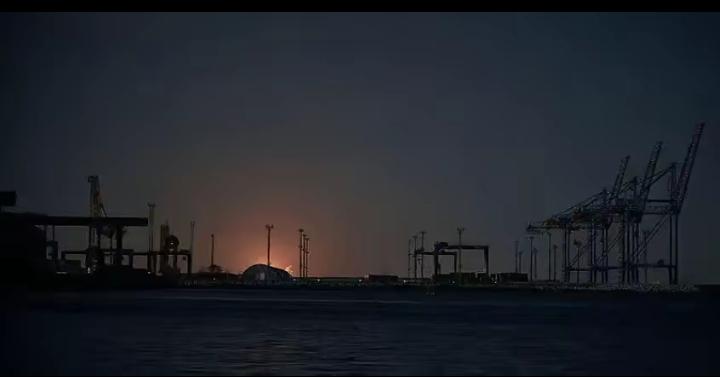 8月12号夜间，乌克兰军队动用了超过15种复杂的武器系统，对新罗西斯克港发起了一