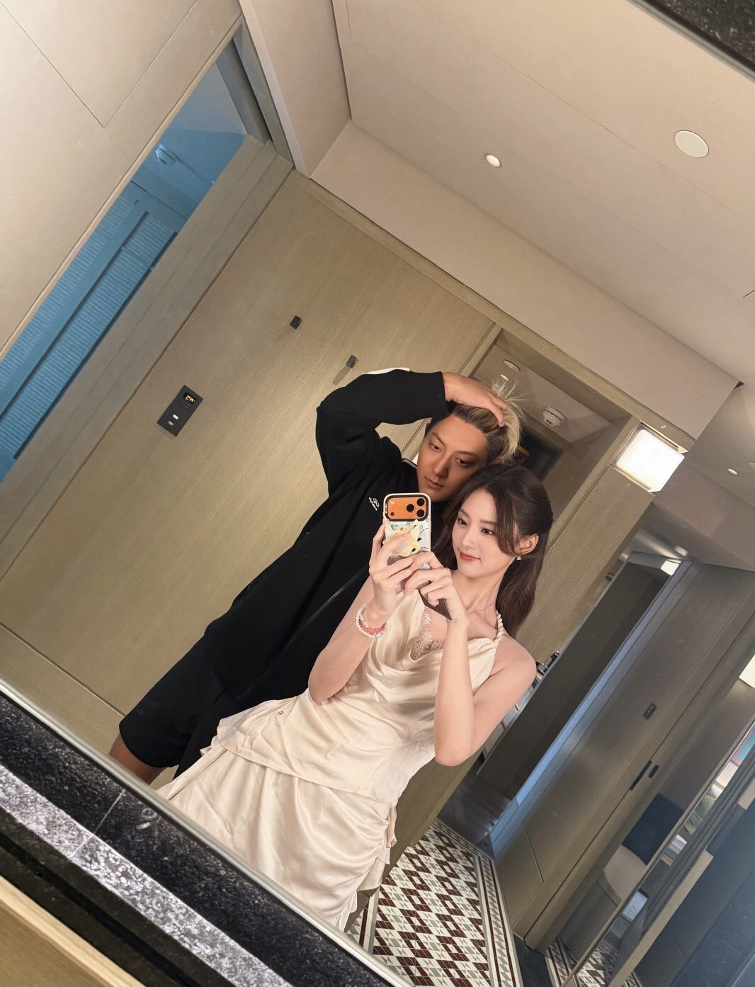 徐艺洋真的是越看越好看，而且她很包容黄子韬，也很能融入黄子韬的生活习惯和工作氛围。所以，黄子韬能越来