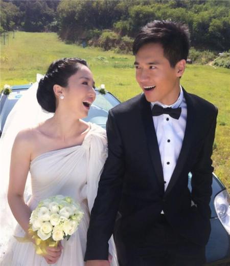 董璇侧面好好看哦，当年在和高云翔婚礼上的她笑得真是个美丽无比的新娘子。高云翔那是