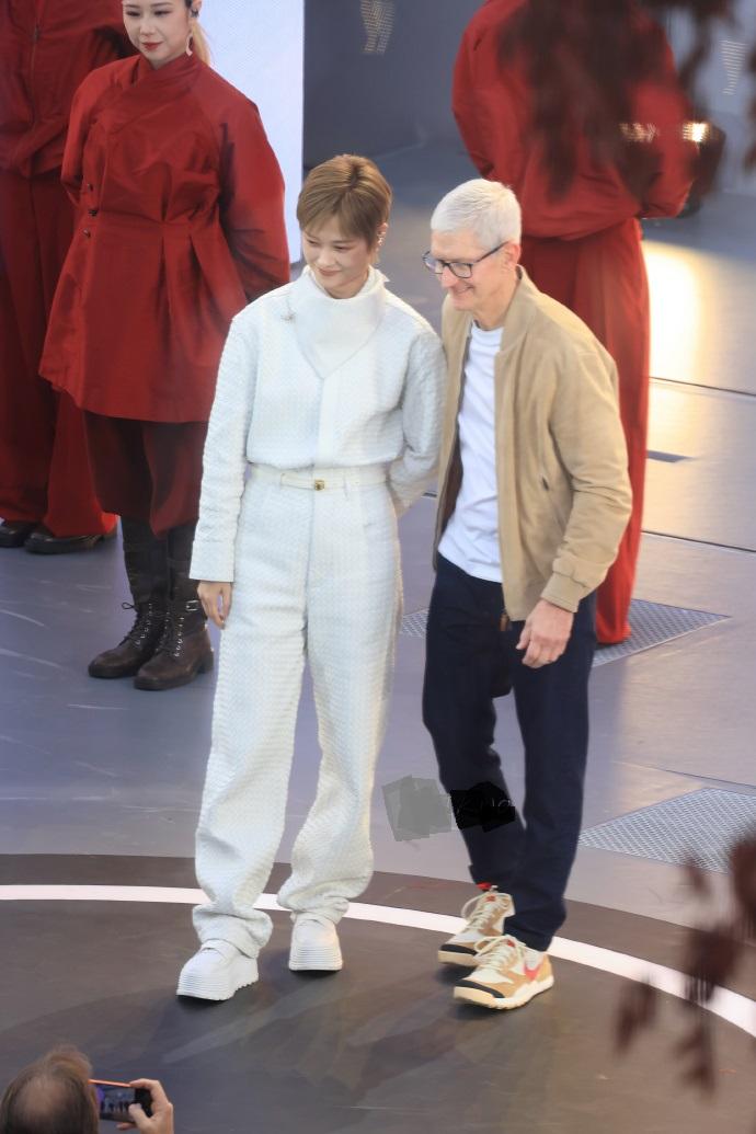 今天李宇春和库克一起出席活动，两位都搭配的很时尚，看起来默契感十足。李宇春这