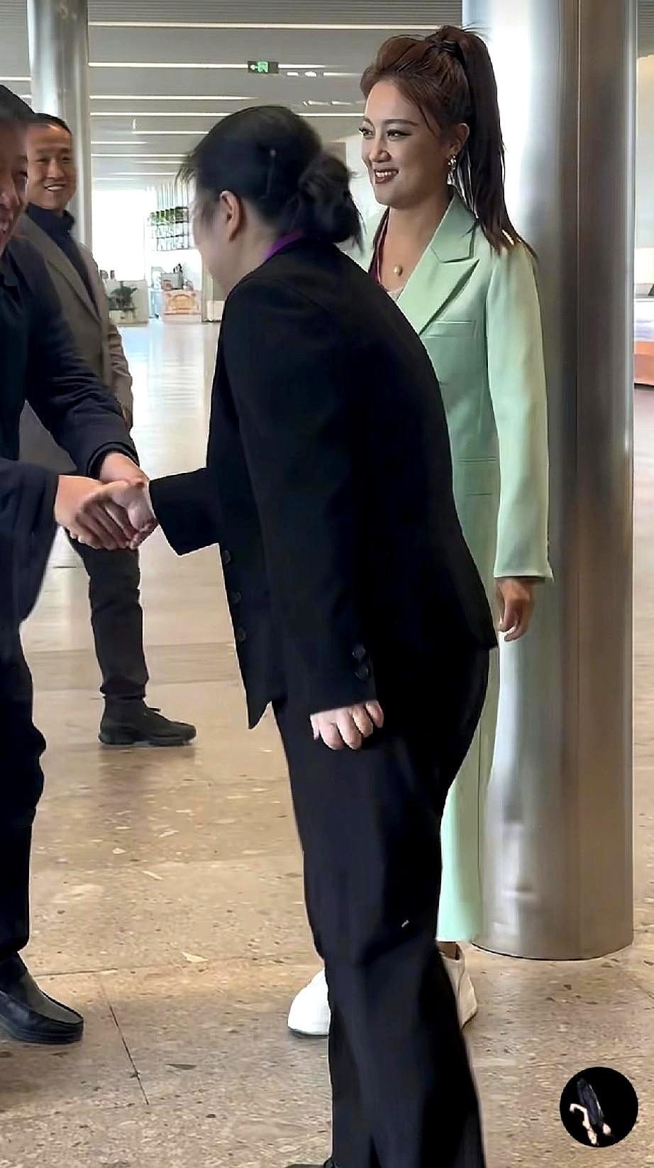 都在笑她脸垮了，却没人看懂她手里的牌。玖月奇迹的王小玮，最近在山西晋城露面，