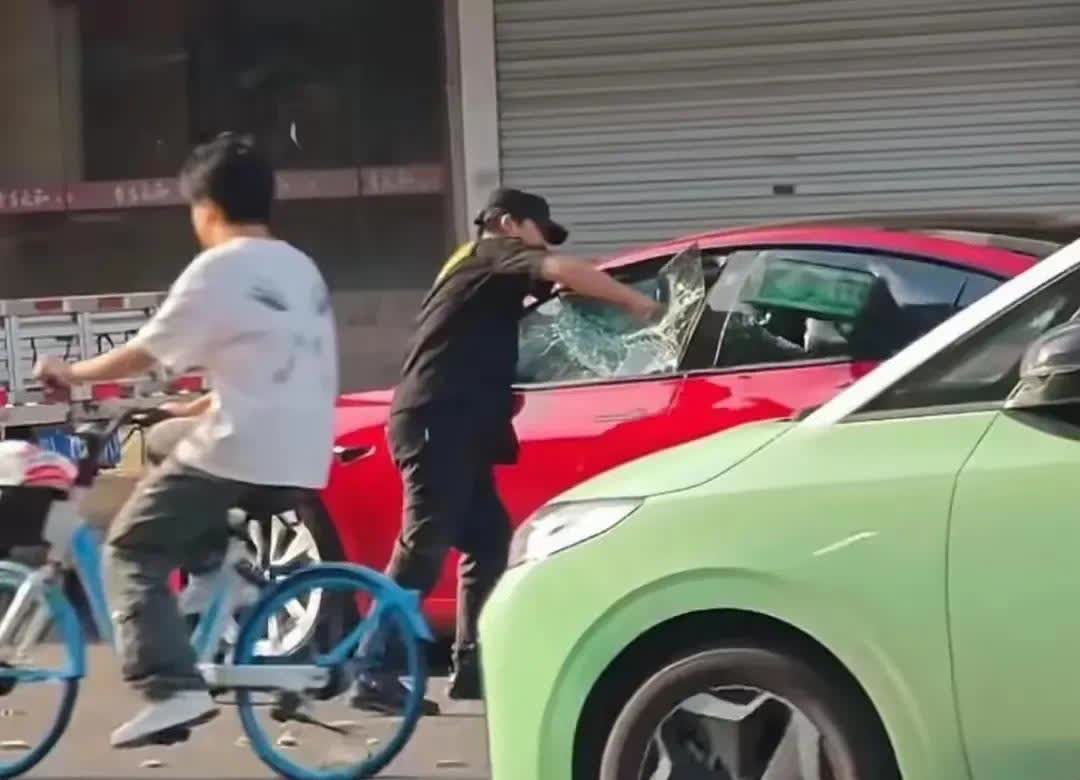 有钱人不要得罪底层的人就算你是大老板，也不要跟底层人过不去，底层人就是混口饭