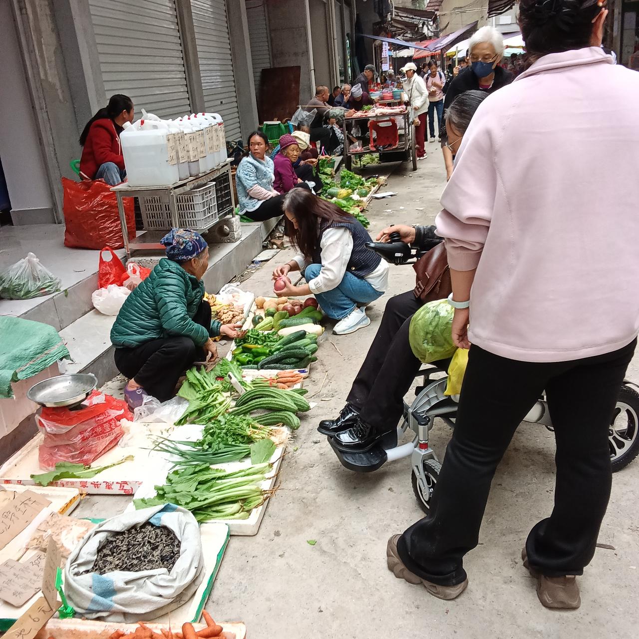 巴马坡月街的小市场购物方便，不必赶集来到广西巴马整整9天我们还没有去过街上