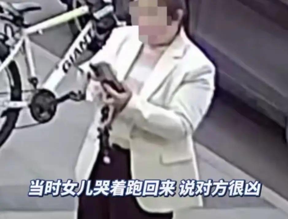 河南汉堡店女童无故被踹事件，看完太让人气愤“太可恶了”！3月29号晚上七点多