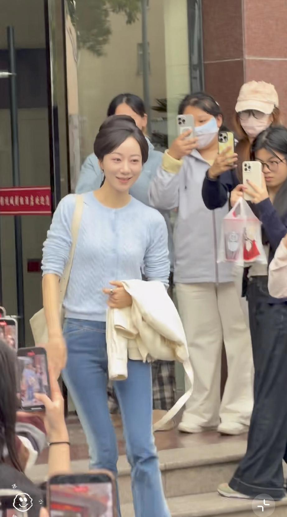 3月29日，韩雪新戏横店杀青，她走出来时穿牛仔裤，双腿中间的缝隙比较宽，但近距离