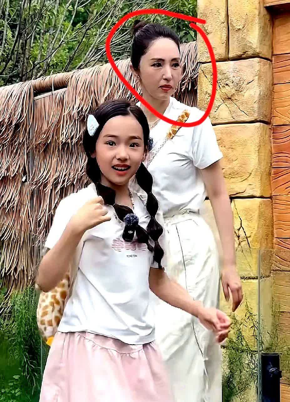 董璇把高云翔的烂摊子直接变戏法，镜头里哭到抽噎，镜头外女儿接代言接到手软。