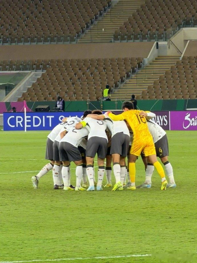 詹俊: 越南队想赢怕输, 缩手缩脚, 完全没有此前四场比赛的气势