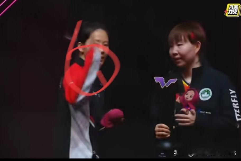 女单颁奖典礼上陈幸同对待朱雨玲的这个表现还是比较戳心!图一，朱雨玲明显的想要