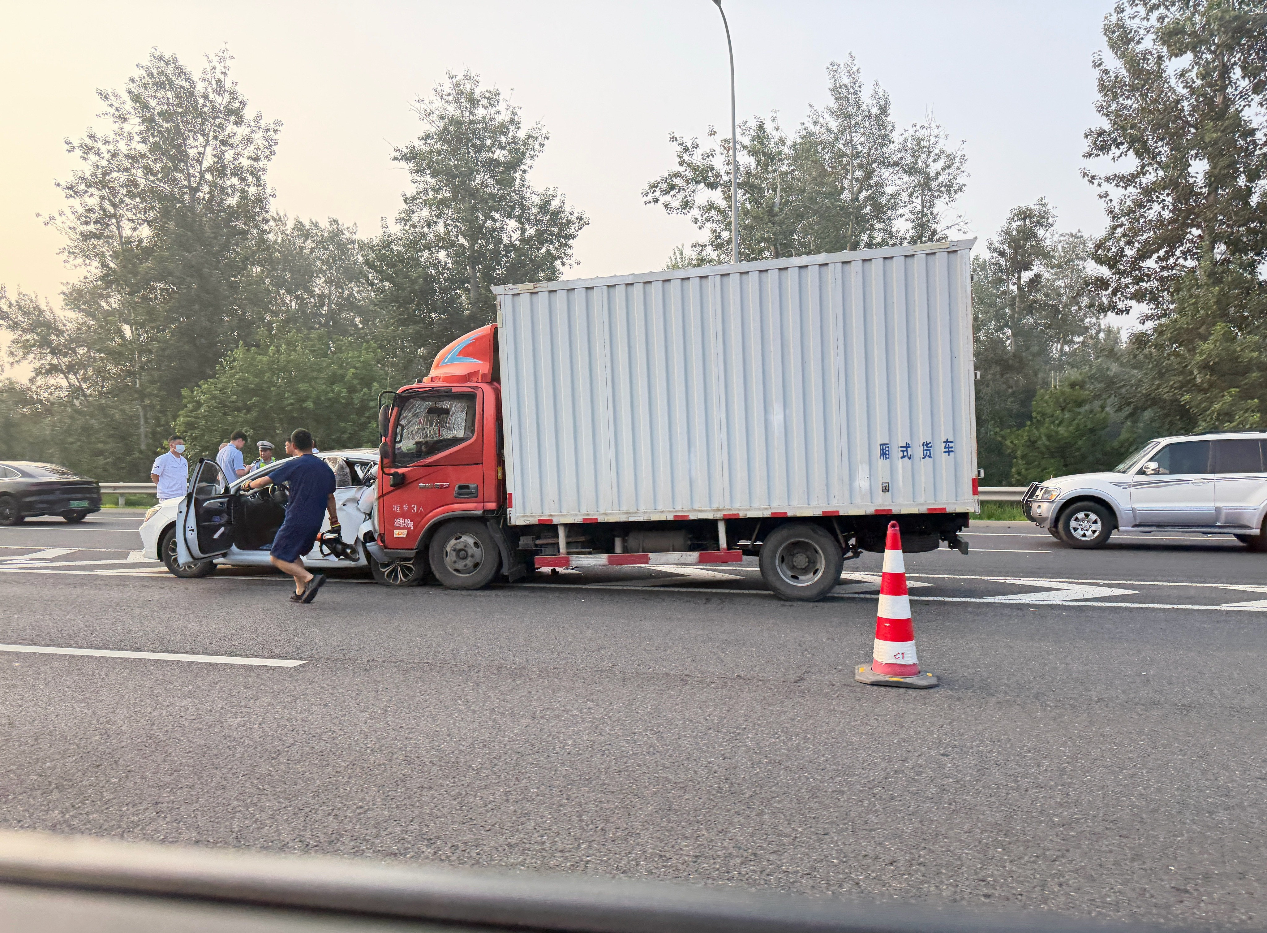 卧槽…一早赶去机场路上，有消防车警报过去，我还想这啥事故还要出动消防车。这追尾力