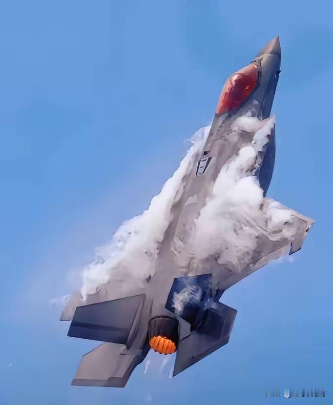 这回美军的面子算是挂不住了。​太戏剧性了！美军一架F-35A战机，在日本青森附