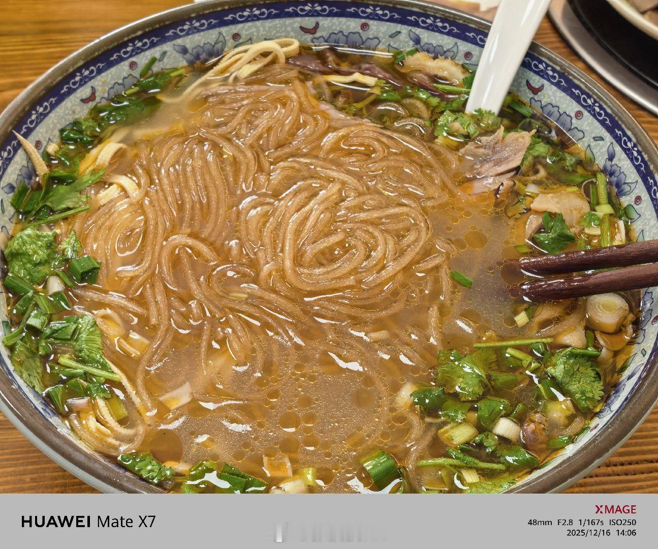 中午吃牛肉粉，加牛肉是100元一斤觉得有点贵。直到端上来发现，5两牛肉原来这么多