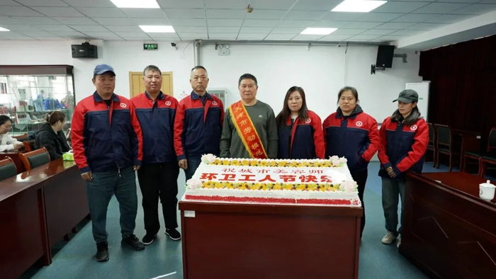 第30届环卫工人节，和平区把鲜花和蛋糕送给“城市美容师”