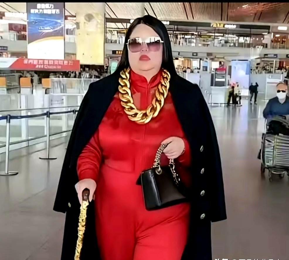 戴个墨镜，戴个麻花金项链，柱个拐仗，这形象，只有李湘莫属。人家这身派头，还真不