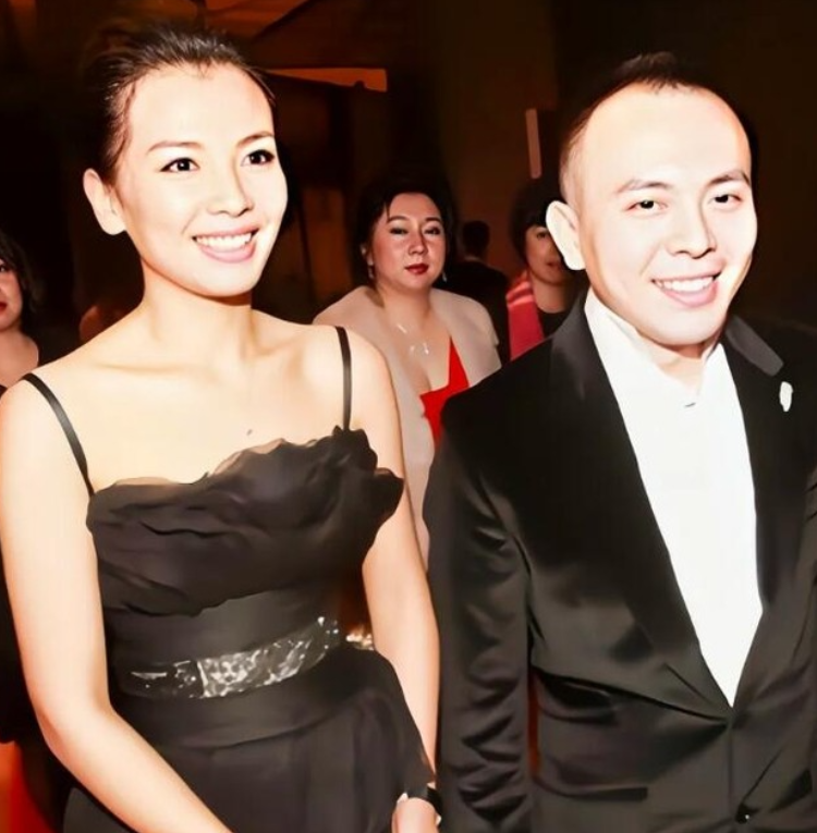 2010年，<em>王烁</em>受邀去天上人间参加老板谭辉的生日宴会，没想到王珂也在现场，<em>王烁</em>说