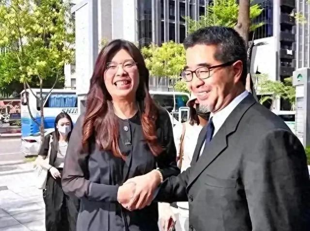 谁能想到，台湾岛内一场眼看要掀起血雨腥风的政治绞杀，竟被大陆一张轻飘飘的邀请函，