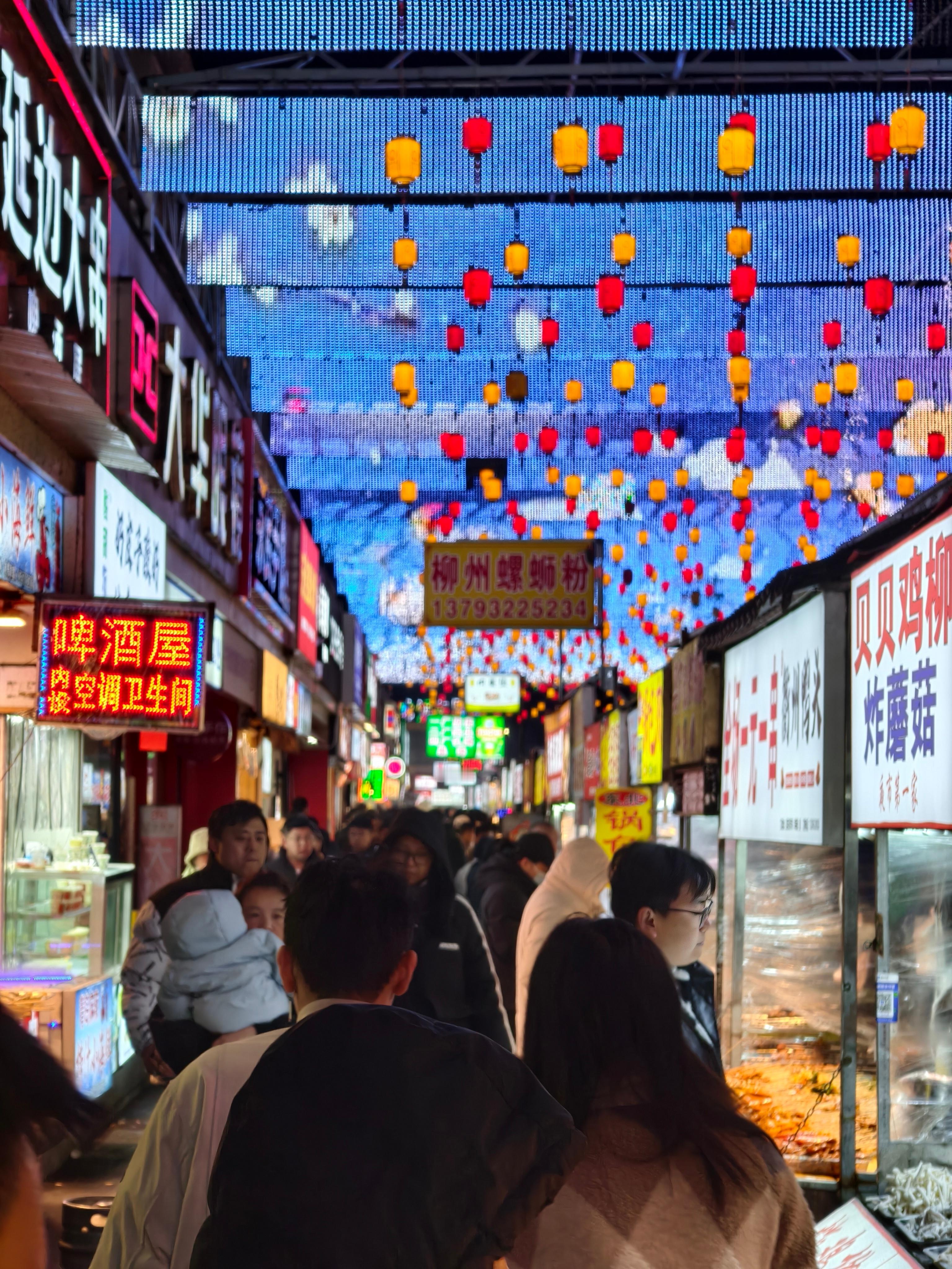 很久没来吕家庄夜市，常吃的那家鸡蛋灌饼，找不到了。整个炸串卷饼。青岛·吕家庄夜