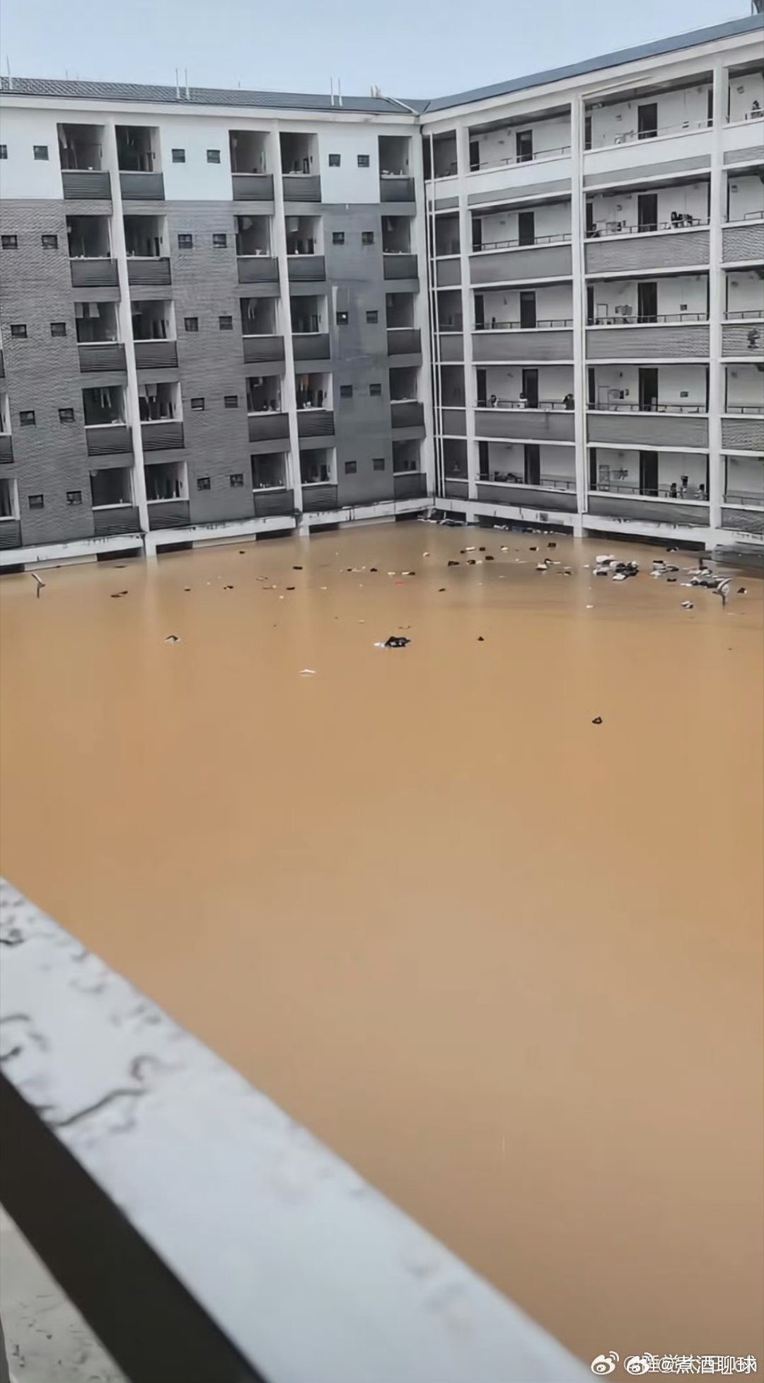 广西一学院大量师生被困太可怕了，水面上是自行车座子吗？赶紧救援吧，孩子们太可怜了