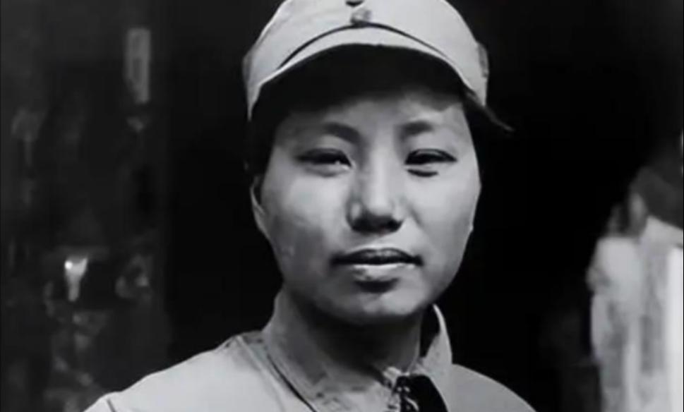 1937年，15岁红军女孩被俘，即将遭斩时，一名敌军军官走来摸了摸她的脸，说：这