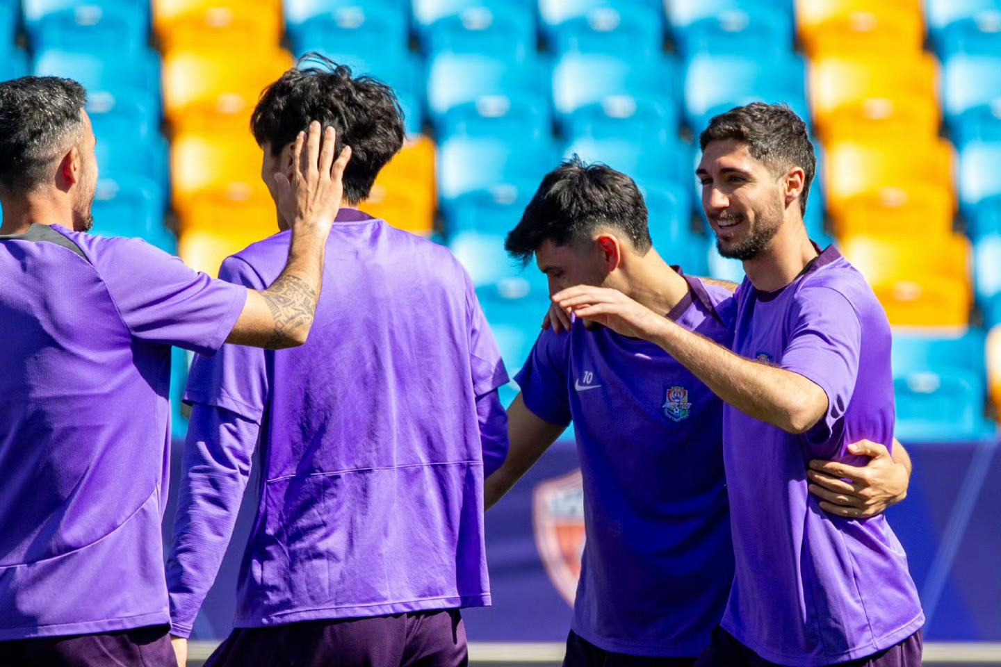 记者: 津门虎主动更换外援中卫, 罗斯不是热身赛被首尔看中