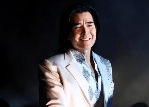 记得有一次，记者问费翔你帅气又有钱，为什么一直都不结婚？费翔一脸苦笑，我也想结婚