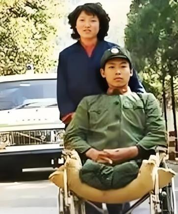 1986年，一位21岁的战士从老山前线归来获得一等功勋章，本该是人生荣耀时刻，却