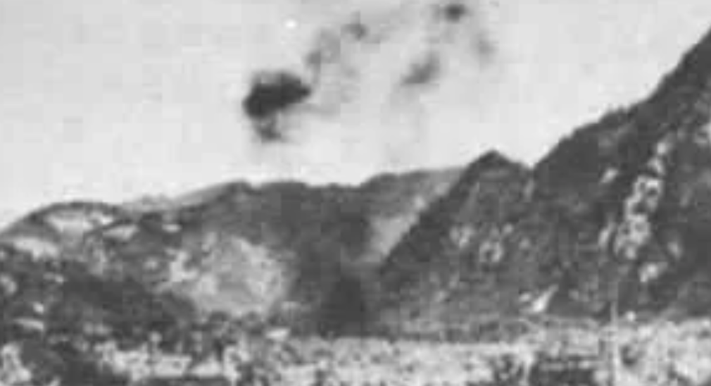 1951年，女护士张道华被炮弹炸瞎双眼、炸断双腿，当场昏迷。醒来时，不远处却传来
