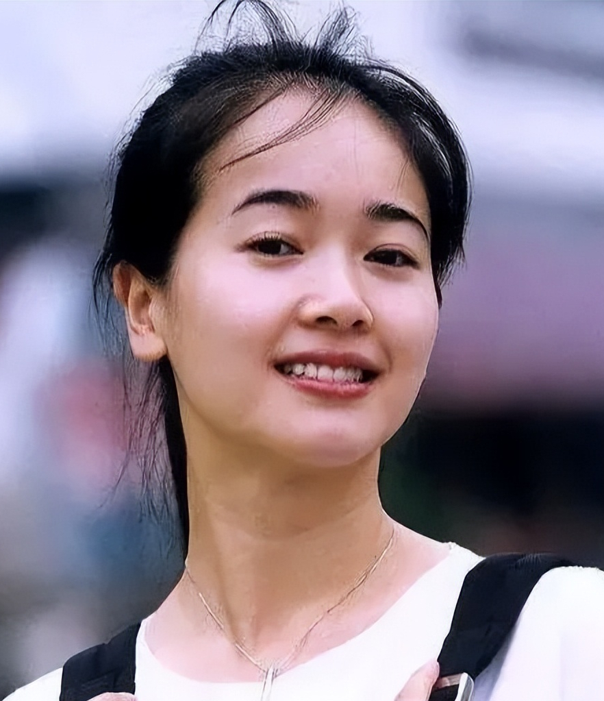 当年，记者拍到陈道明在左小青的公寓待了6个小时才匆忙离去，第二天陈道明的妻子怒怼