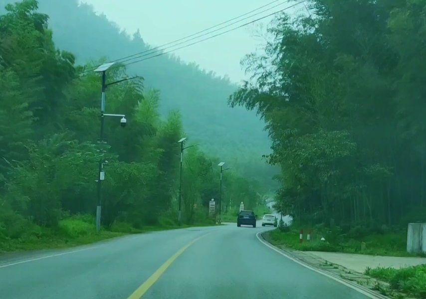 皖南川藏线泾县段，一路群山叠嶂，云雾缭绕，风景优美，值得一去。