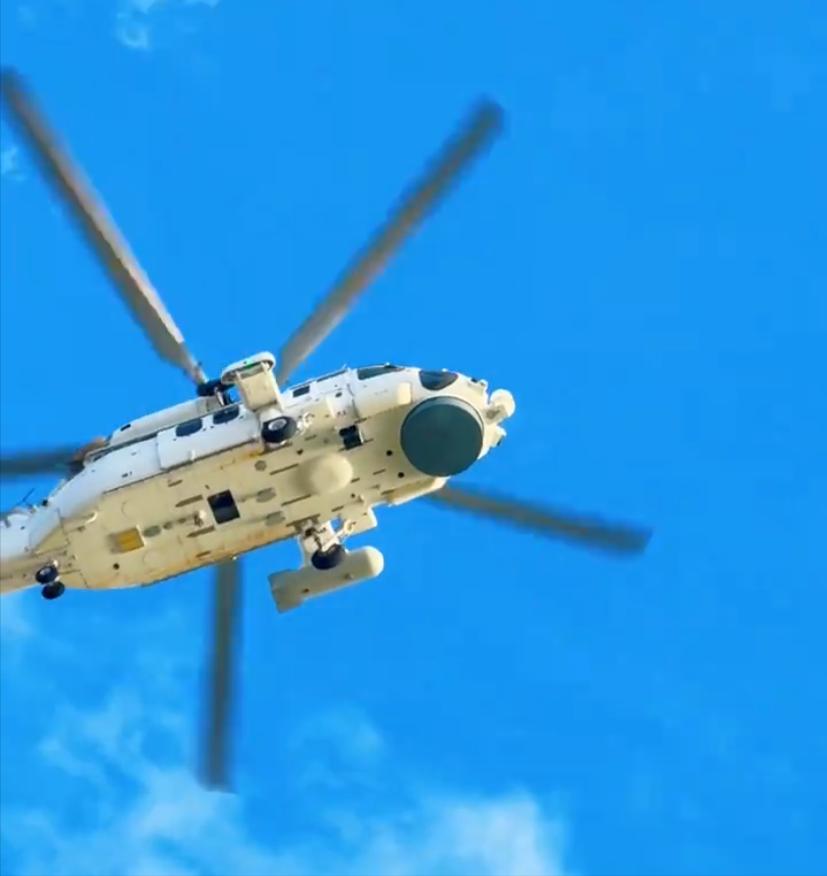 这架海军的直二十，左侧小翼下挂载的是什么设备？不太像是副油箱，倒是有点类似于可收