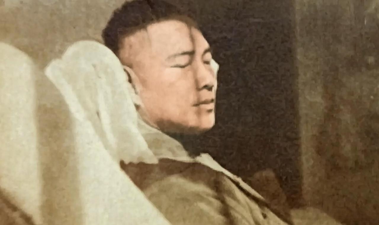 这组照片是汪精卫在1935年11月1日遇刺后，于南京中央医院接受治疗时的真实影像