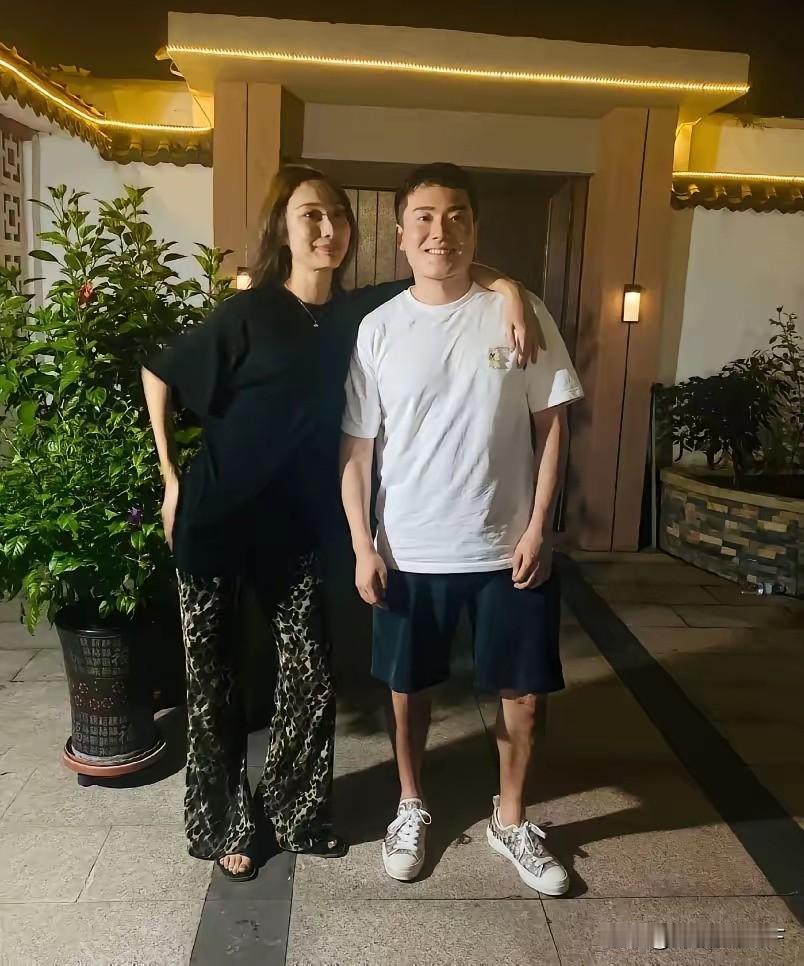 这位表姐比梁靖崑大3岁，毕业于北京电影学院，是舞蹈生出身，气质非常出众。更有意思