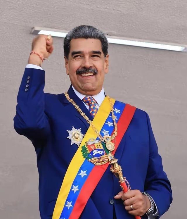 如果美国真打委内瑞拉，马杜罗能坚持多久呢？想象一下，美国航母群逼近加勒比海，导