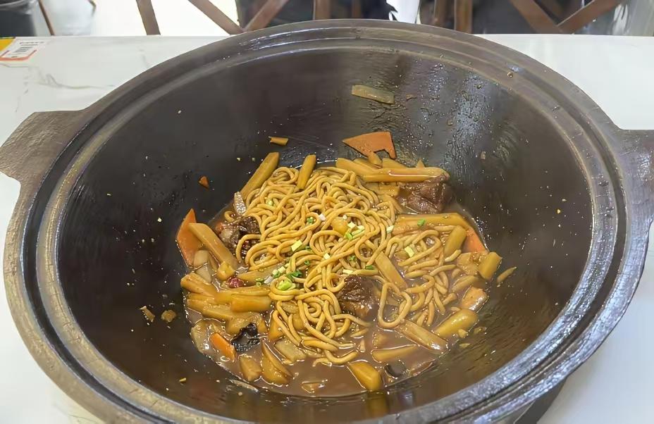 贾国龙再度开启创业之路。面条就是工厂出的湿面，国家规定馒头面条等主粮不算预制菜，