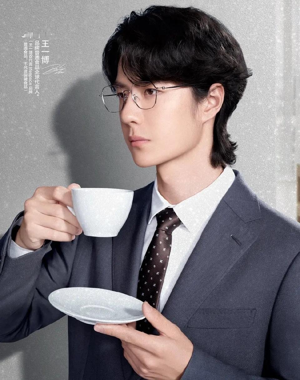 王一博好适合金丝眼镜+长发的造型​​​