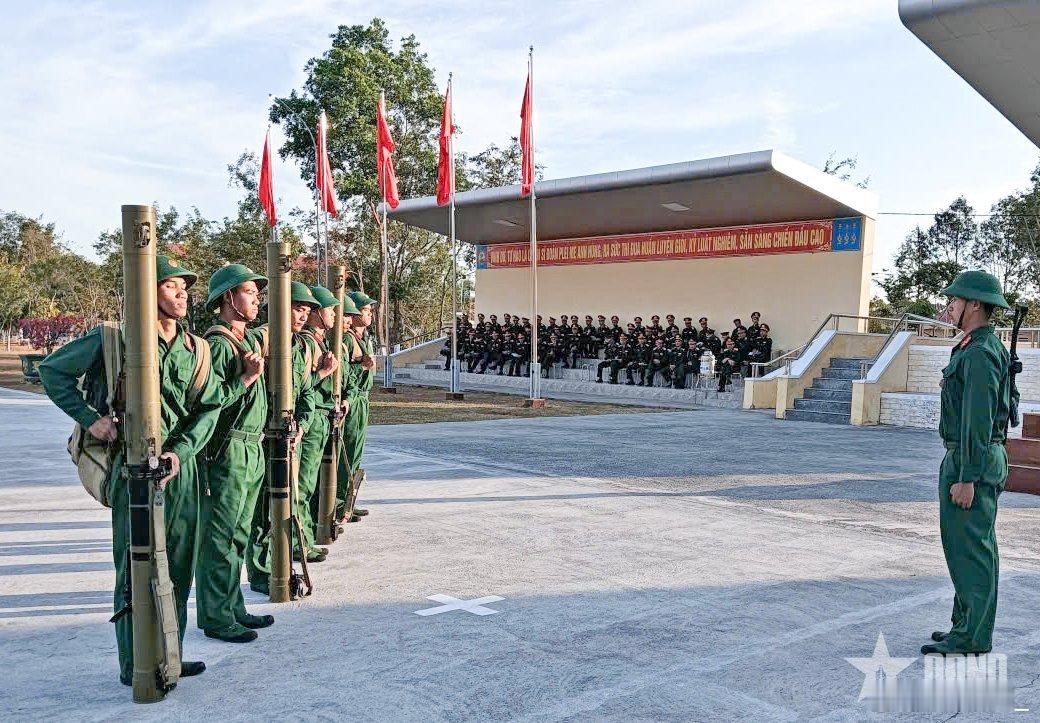 越军配备RPG-29火箭筒的火力班正进行汇报训练。此型火箭筒属于营级支援火力。越