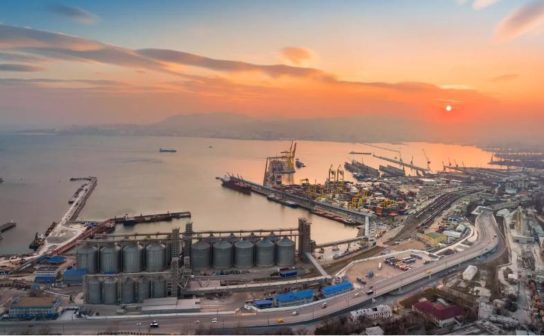 俄罗斯新罗西斯克港在乌军袭击后已停止石油出口，全球原油上涨1.5%以上。