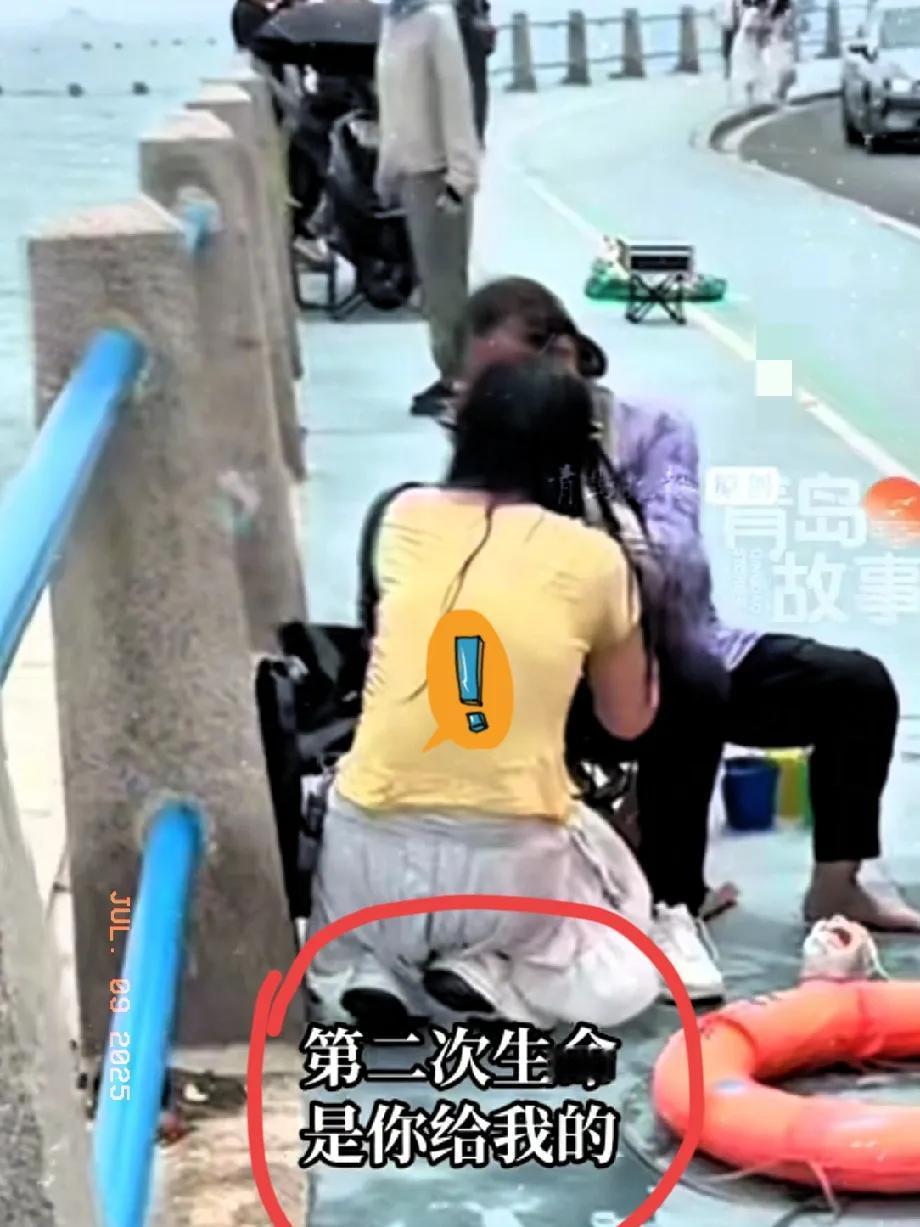 青岛女大学生被救上岸之后，等她缓过神，第一件事不是拜天拜地，也不是立马回家见父