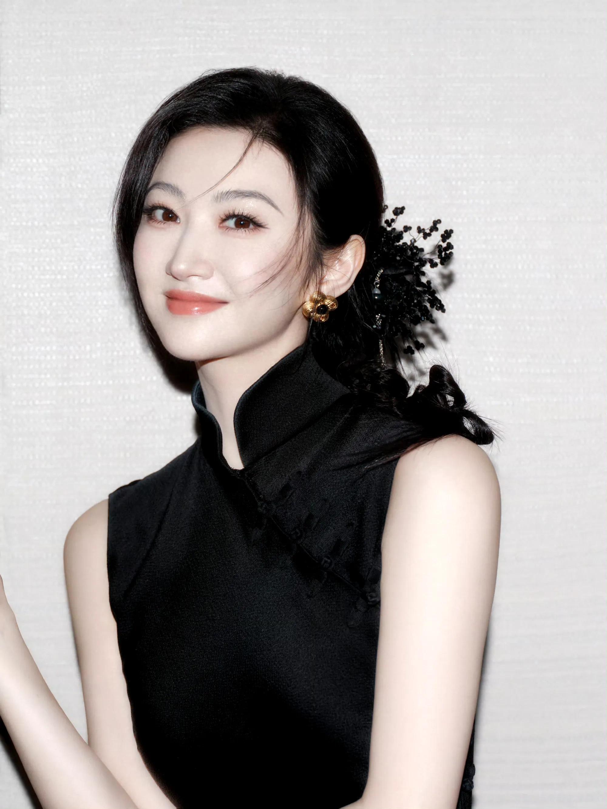 女星景甜美如画，一袭黑裙优雅迷人！