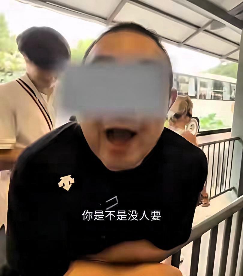 “太过分了！”7月10日报道，北京，一女子去长城游玩时，发现一名导游带着外国游客