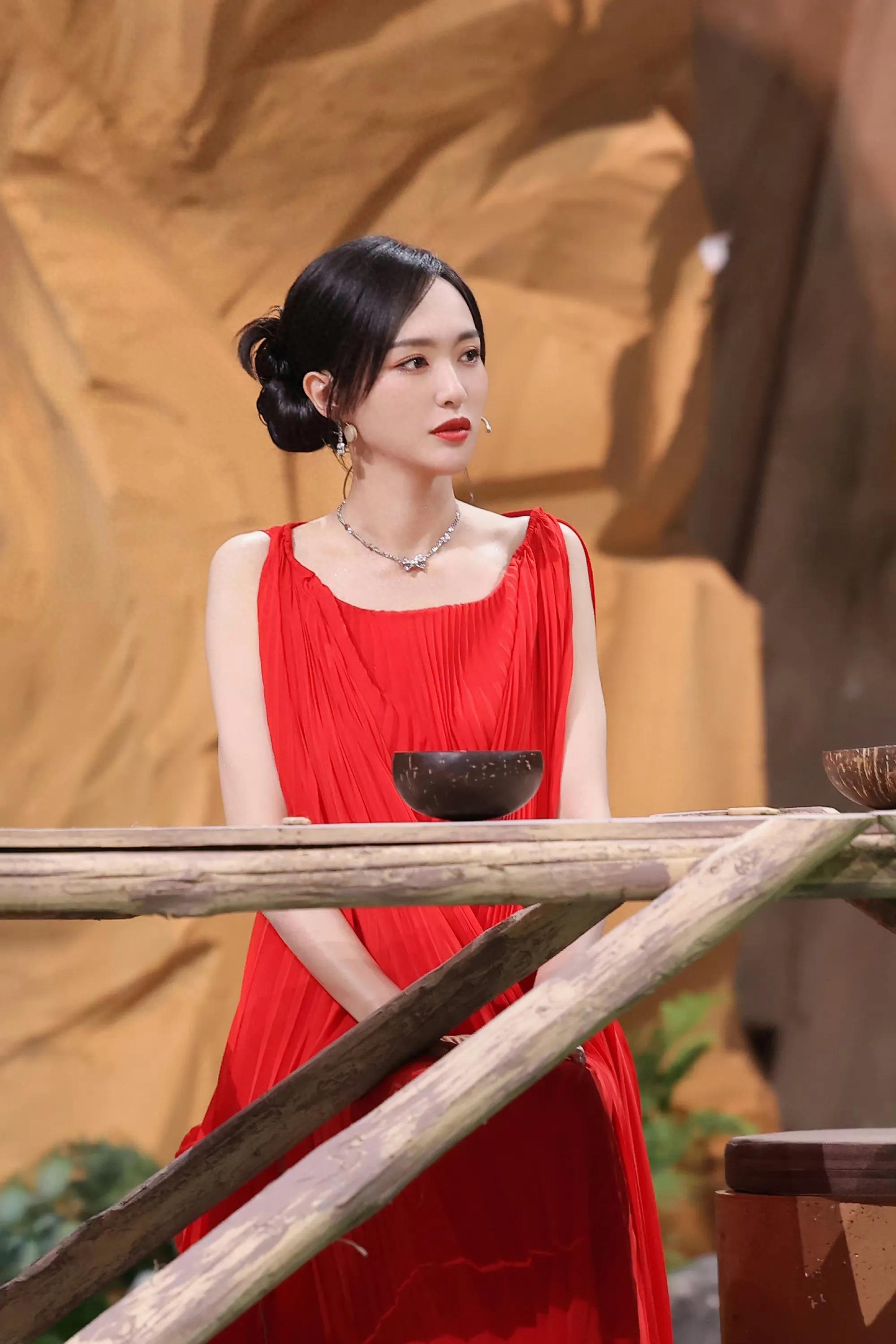 女星唐嫣时尚造型：甜美优雅、靓丽高贵