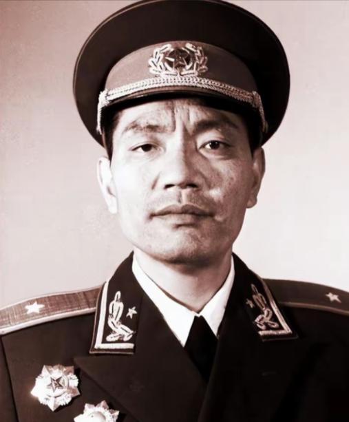 1959年尤太忠将军回乡探亲，正好撞上哥哥带着全家外出讨生活，当地官员却个个都是