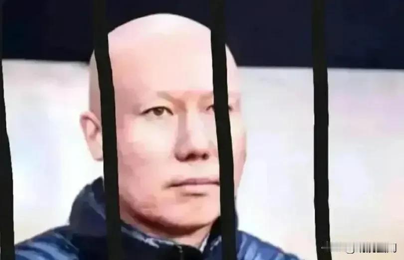 听说李铁刚进去的时候硬的不行，纪委人员连续审了12天李铁一个字都不吐，纪委人员都