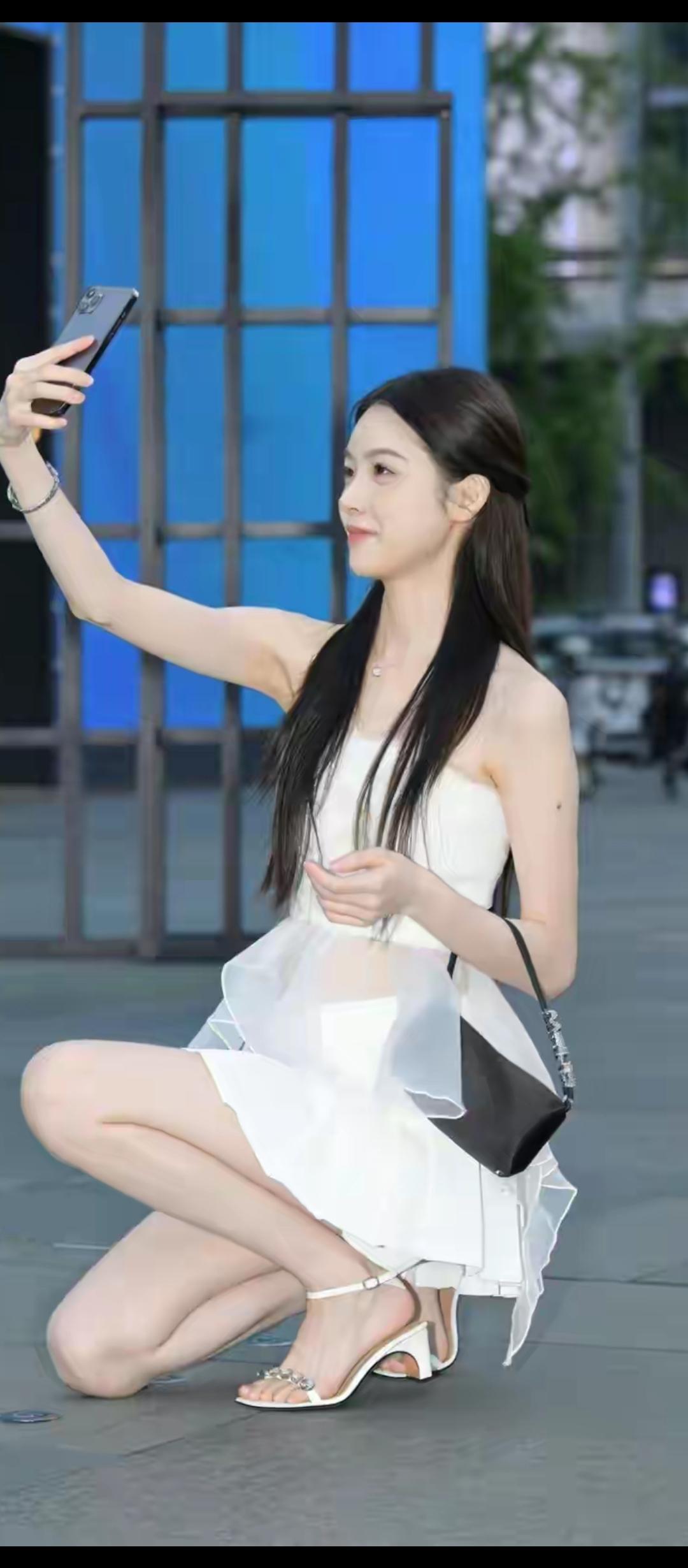 轻纱拂面，笑语盈盈。