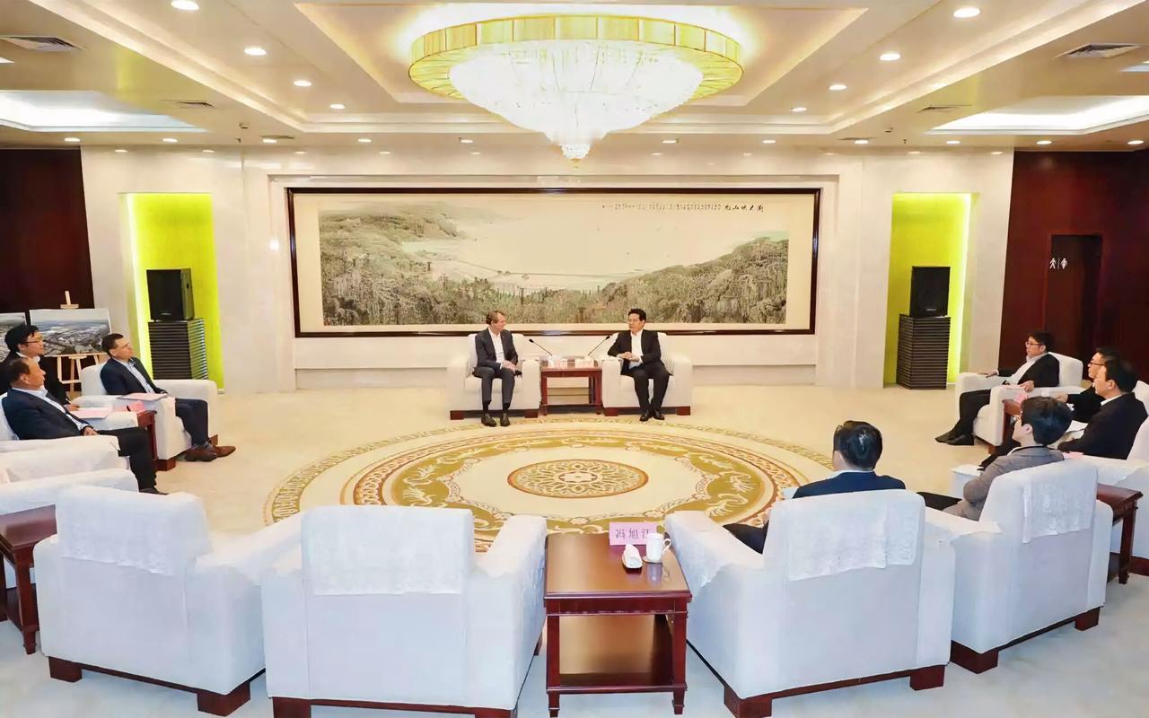 12月9日，市委书记王剑锋会见了美国安费诺集团首席执行官AdamNorwitt