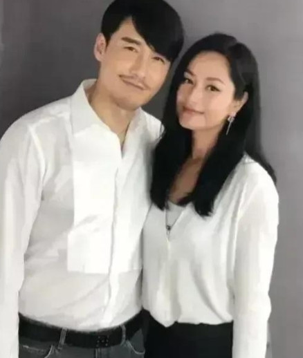 一次，在飞机上，胡兵向瞿颖表白：“其实我挺喜欢你的，有好几次我都想跟你说。”瞿颖