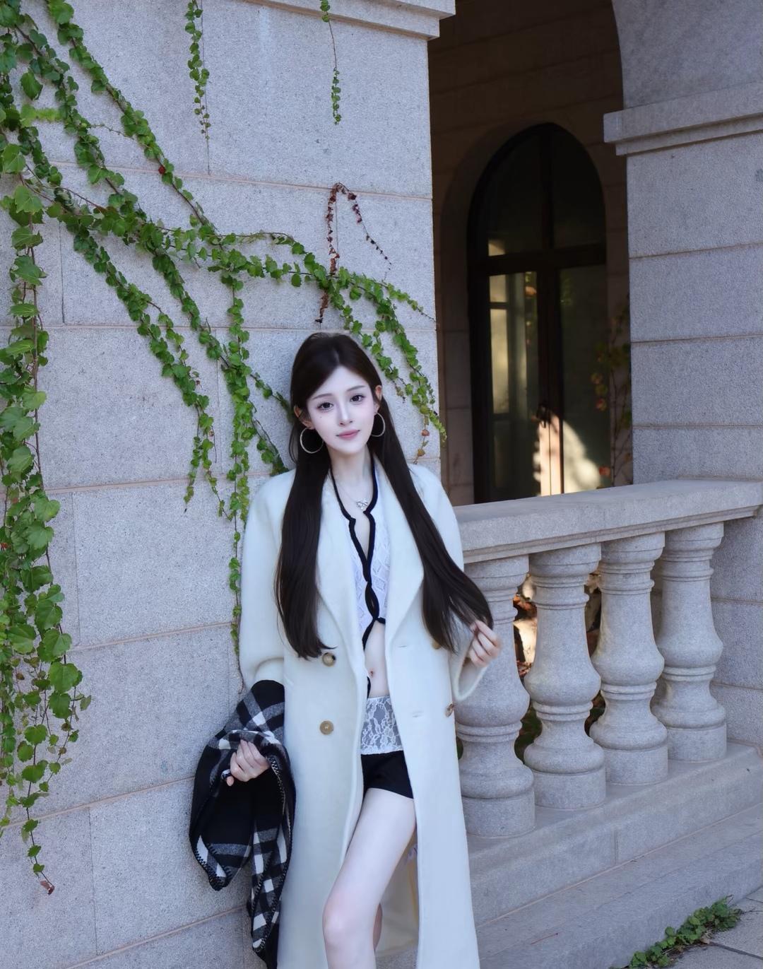 优雅白衣少女，倚靠石墙，绿植环绕，复古风十足。