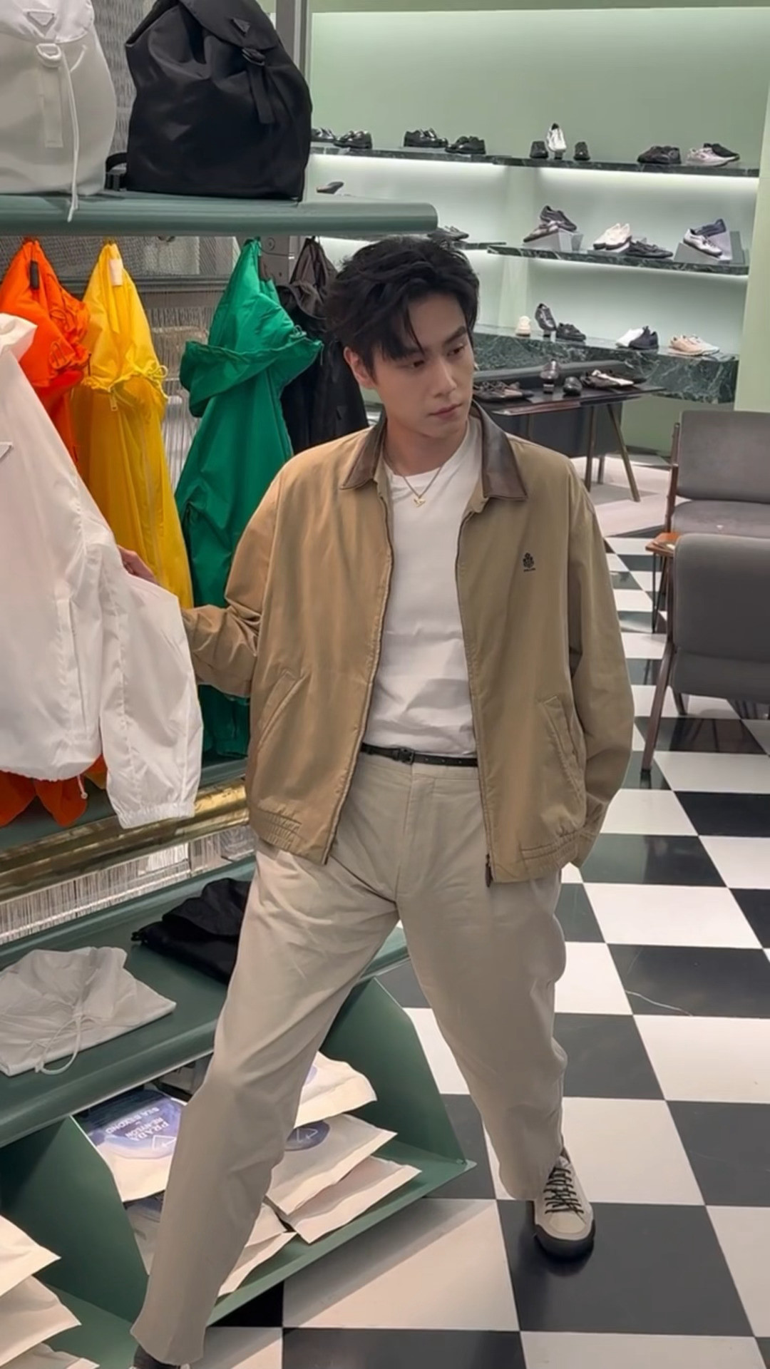 至今没发现长得高的坏处，直到胡一天被摄影师请求开叉腿拍照，有种淡淡的幽默🤣